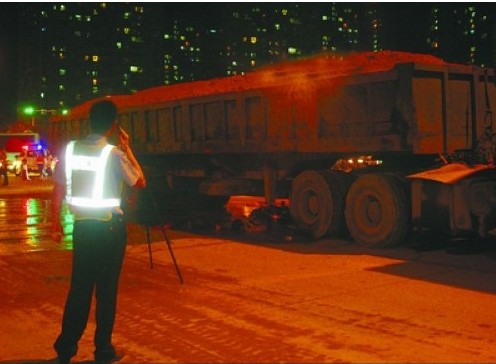 交警清理内脏草率 社会道德受谴责(图)